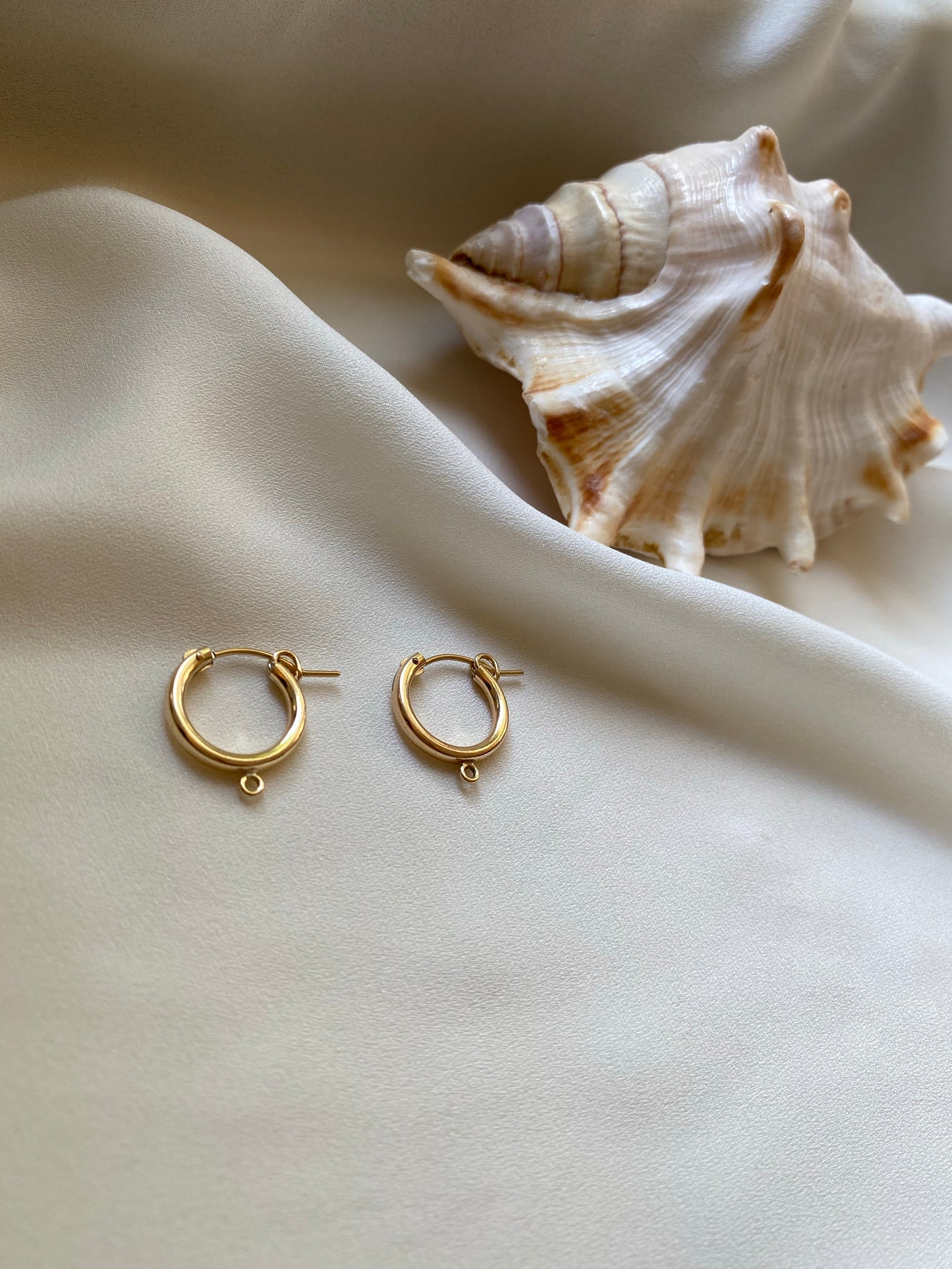 ZOI CHARM EARRINGS gold