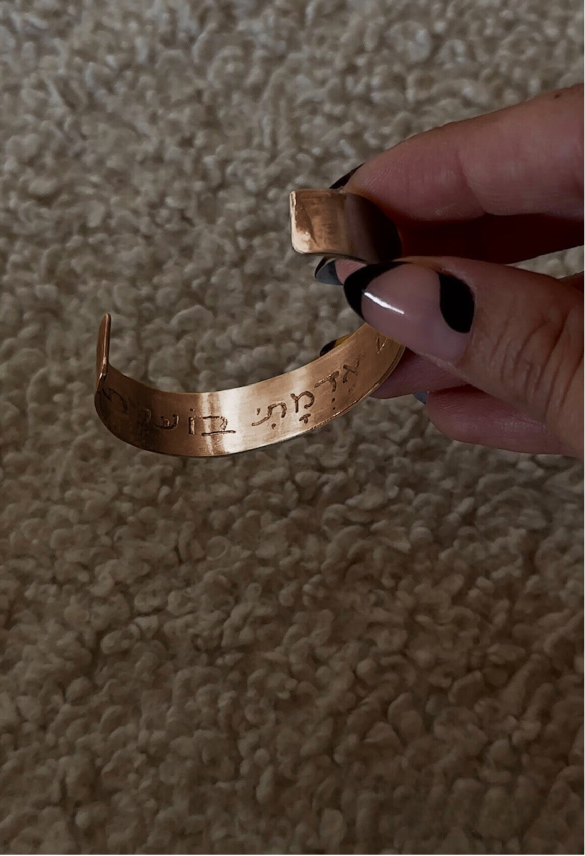 צמיד חריטה אישית קשיח לארג׳ זהב לבן 18k