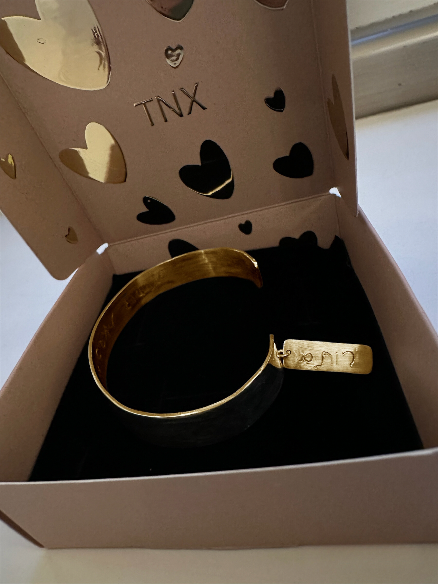 צמיד חריטה אישית קשיח עם דיסקית זהב לבן 18k