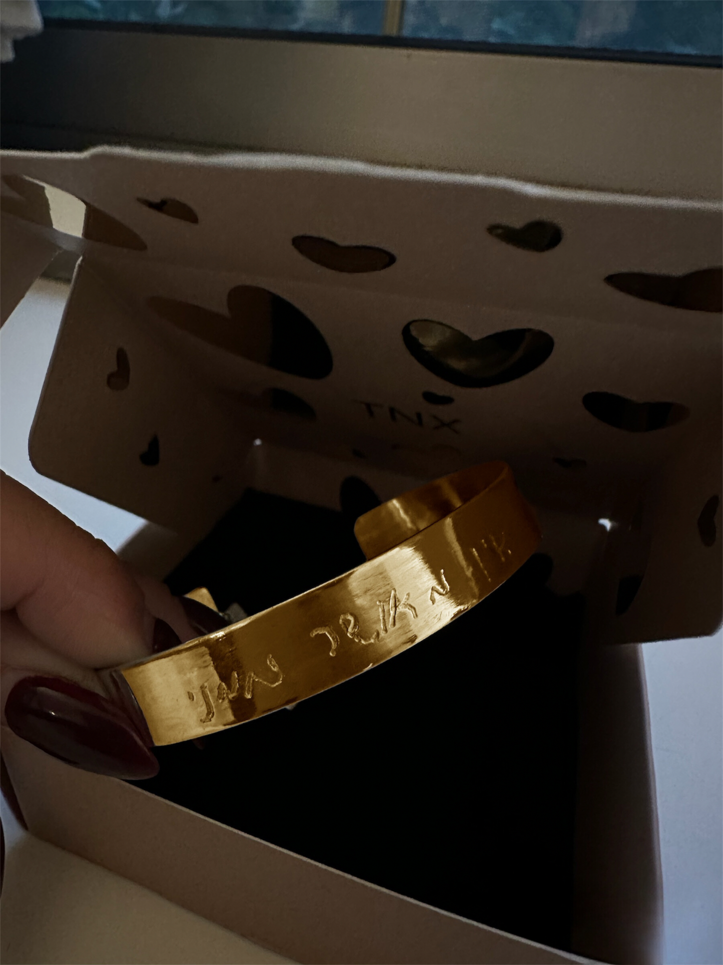 צמיד חריטה אישית קשיח עם דיסקית זהב לבן 18k