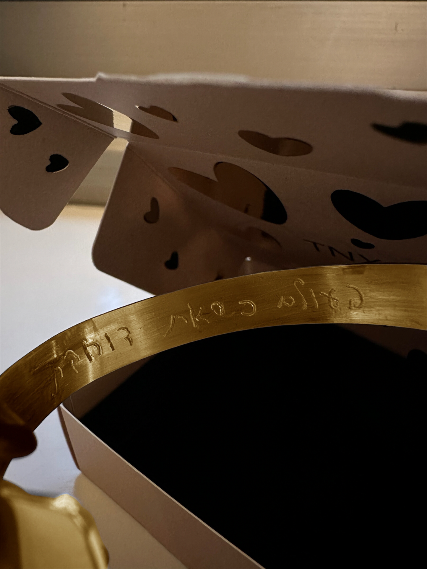 צמיד חריטה אישית קשיח עם דיסקית זהב לבן 18k