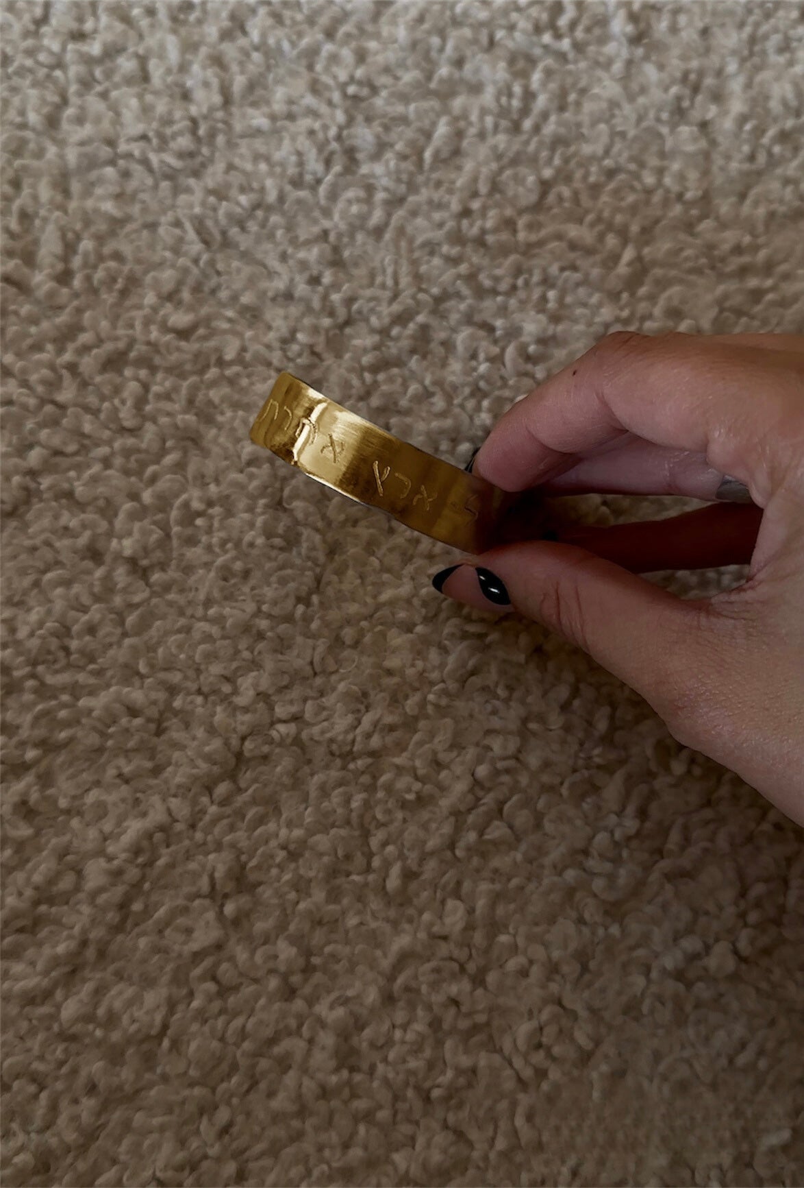 צמיד קשיח לארג׳ ״אין לי ארץ אחרת גם אם אדמתי בוערת״ זהב צהוב 18k