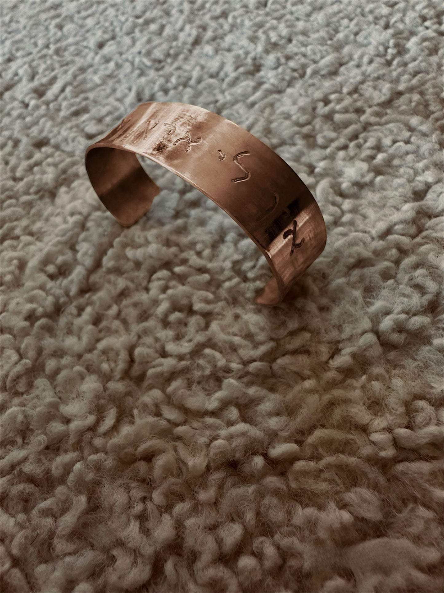 צמיד חריטה אישית קשיח לארג׳ ציפוי זהב צהוב 14k