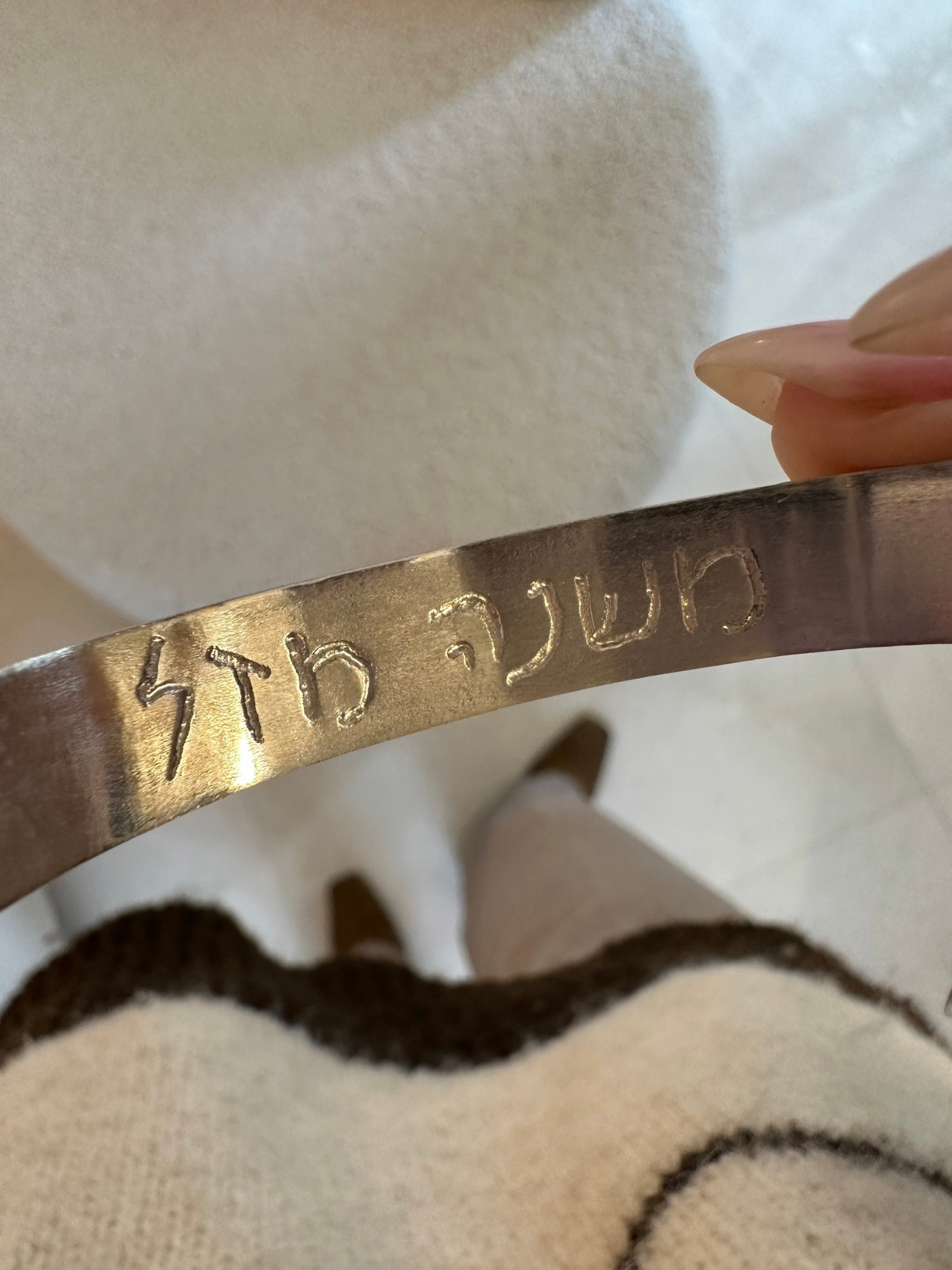 צמיד חריטה אישית קשיח לארג׳ זהב לבן 18k