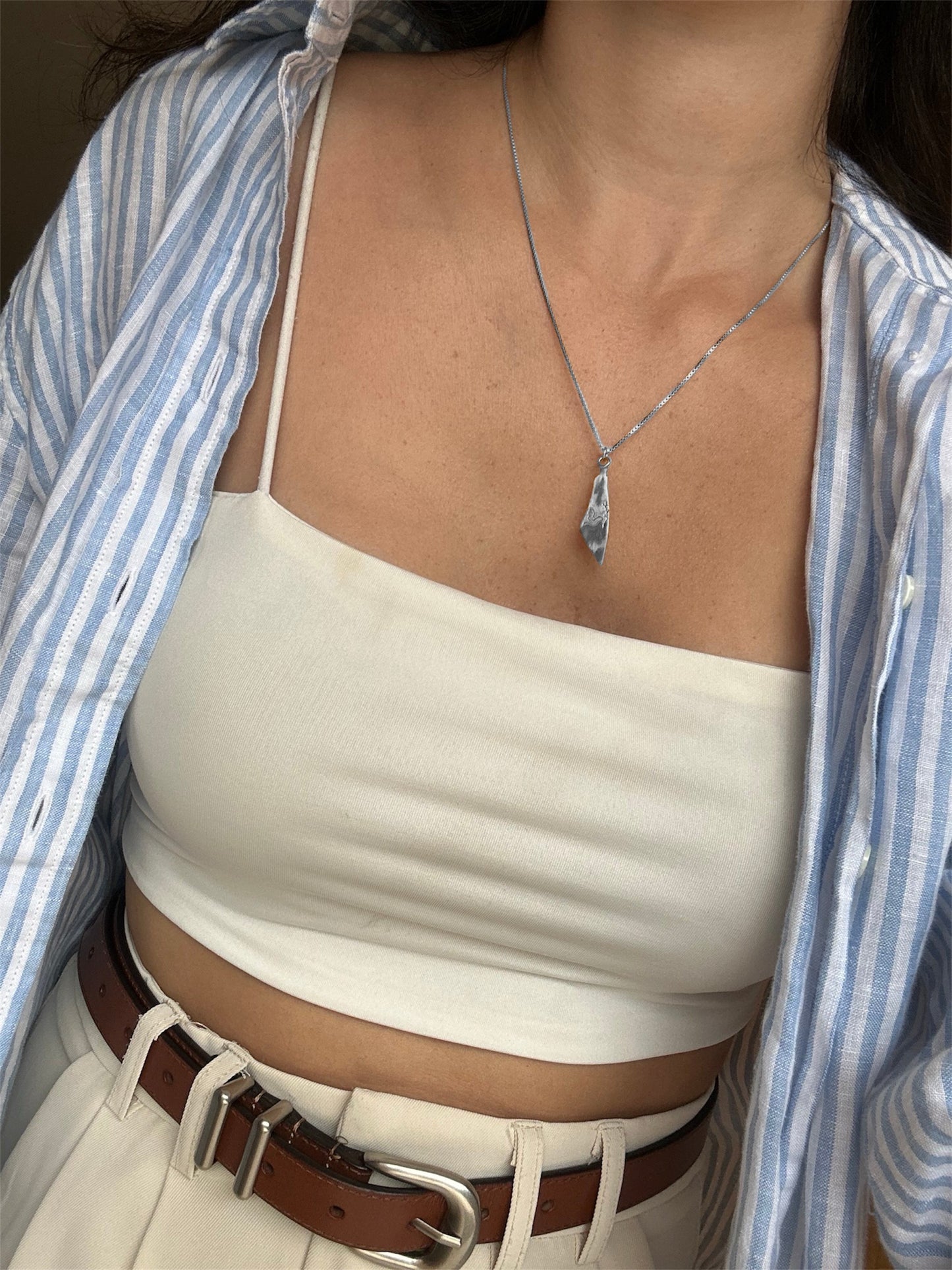 שרשרת יונה ועלה של זית זהב לבן 18k