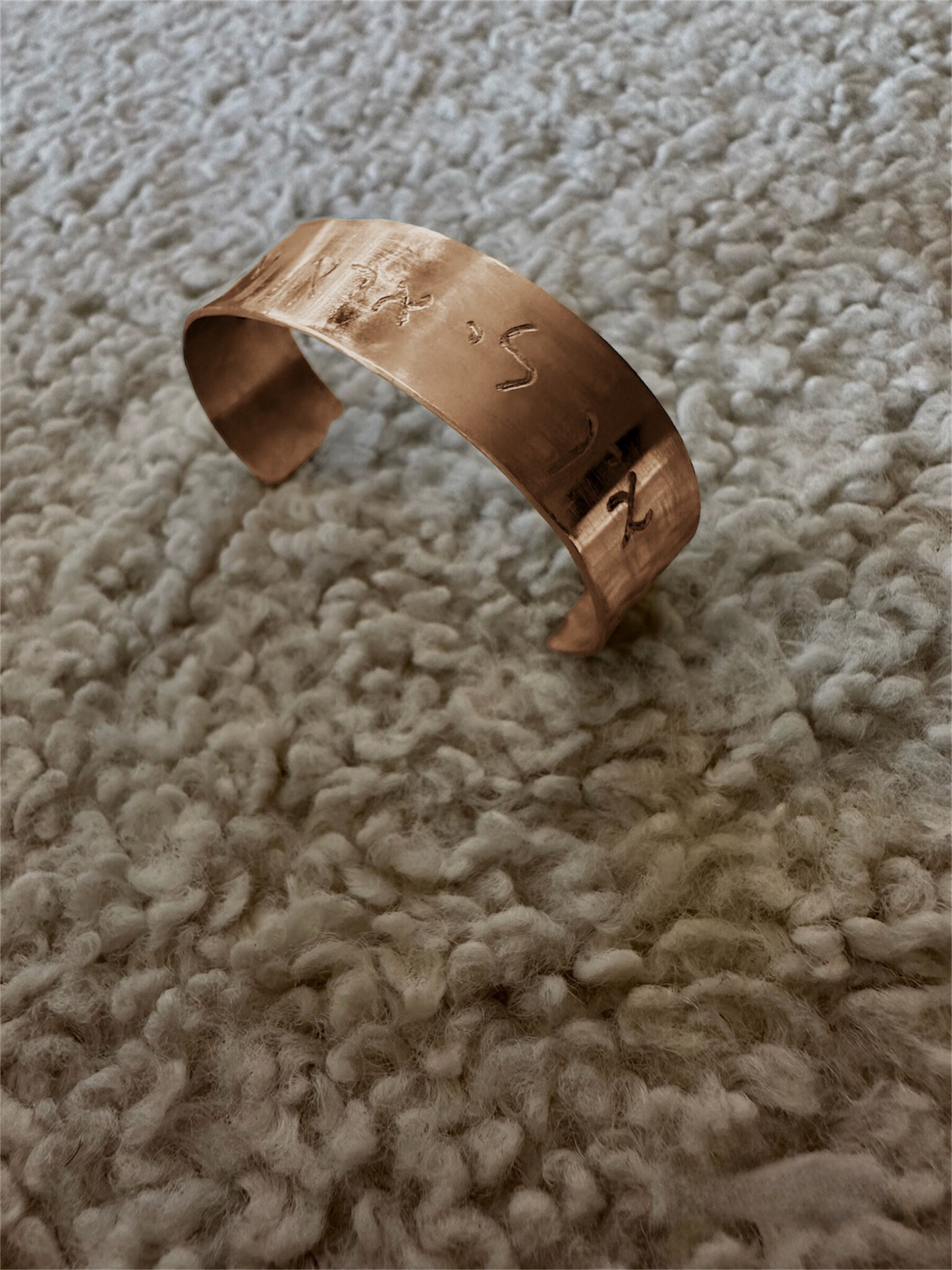 צמיד קשיח לארג׳ ״אין לי ארץ אחרת גם אם אדמתי בוערת״ זהב צהוב 18k