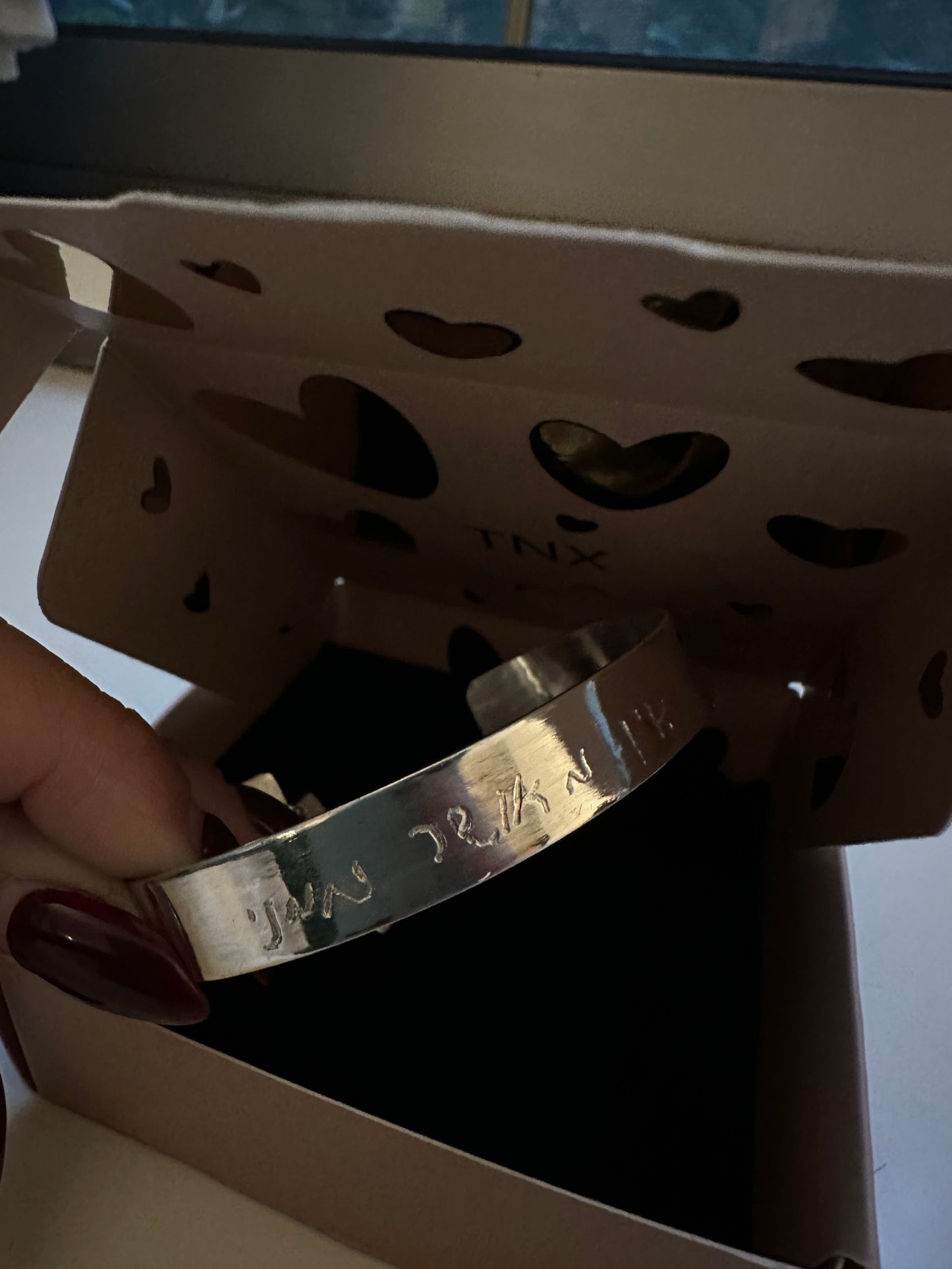 צמיד חריטה אישית קשיח עם דיסקית זהב לבן 18k