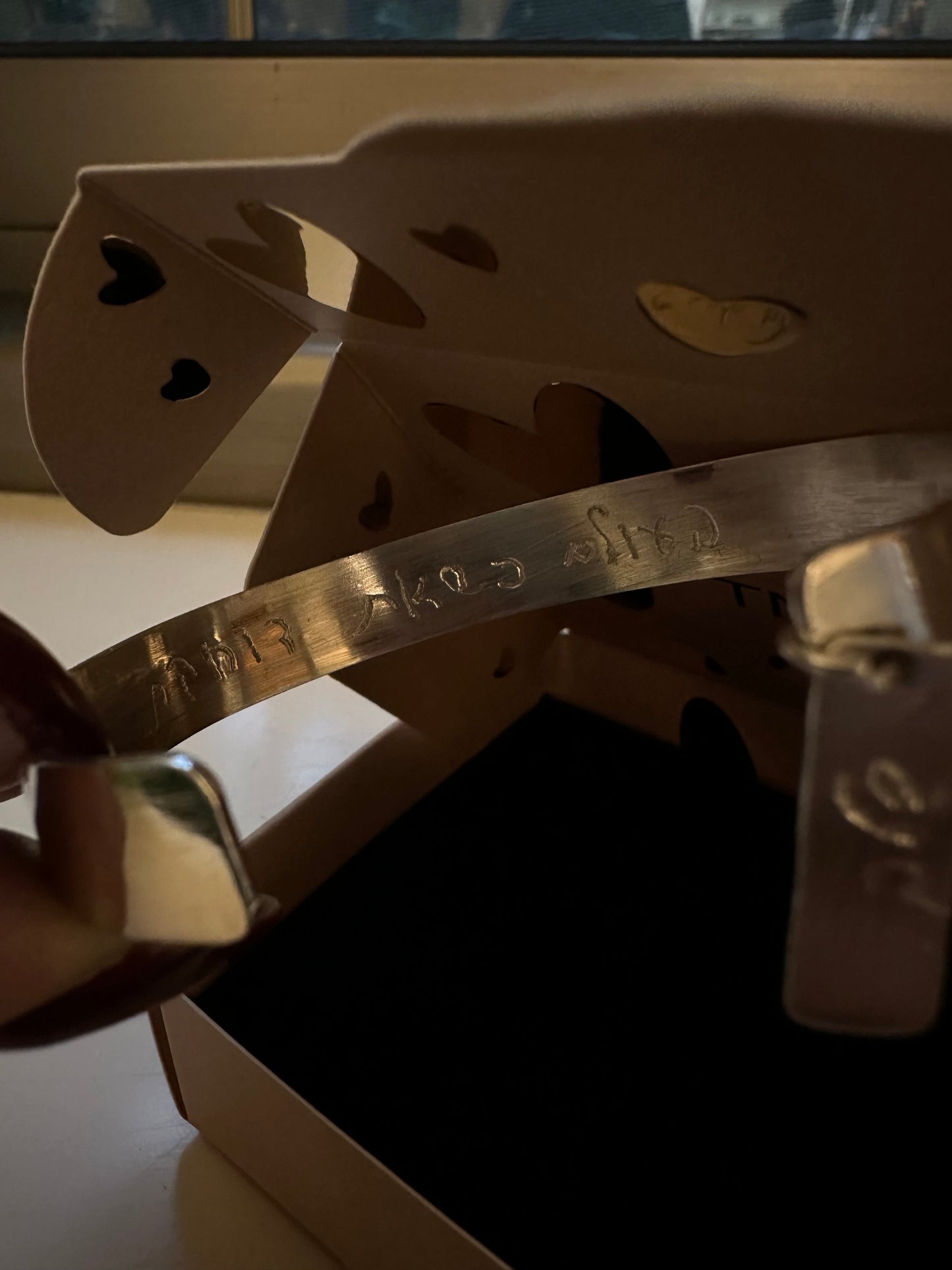 צמיד חריטה אישית קשיח עם דיסקית זהב לבן 18k