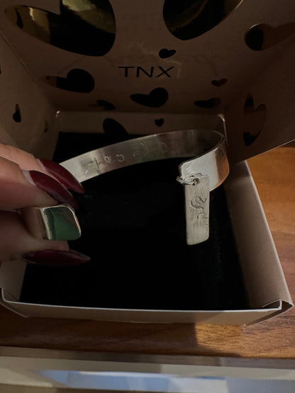 צמיד חריטה אישית קשיח עם דיסקית זהב צהוב 18k