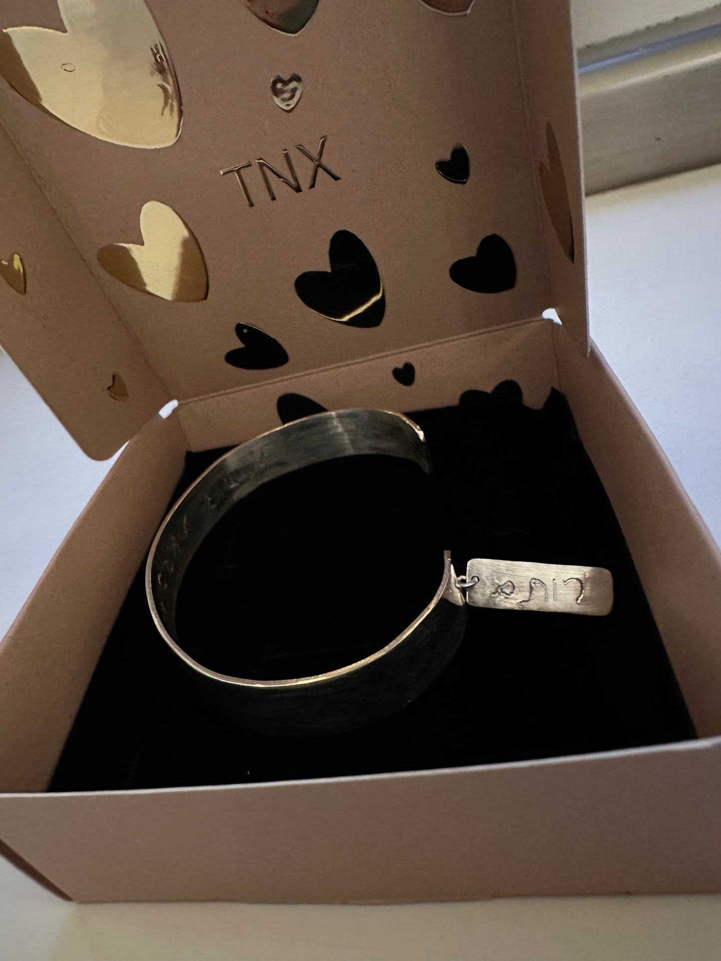 צמיד חריטה אישית קשיח עם דיסקית זהב לבן 18k