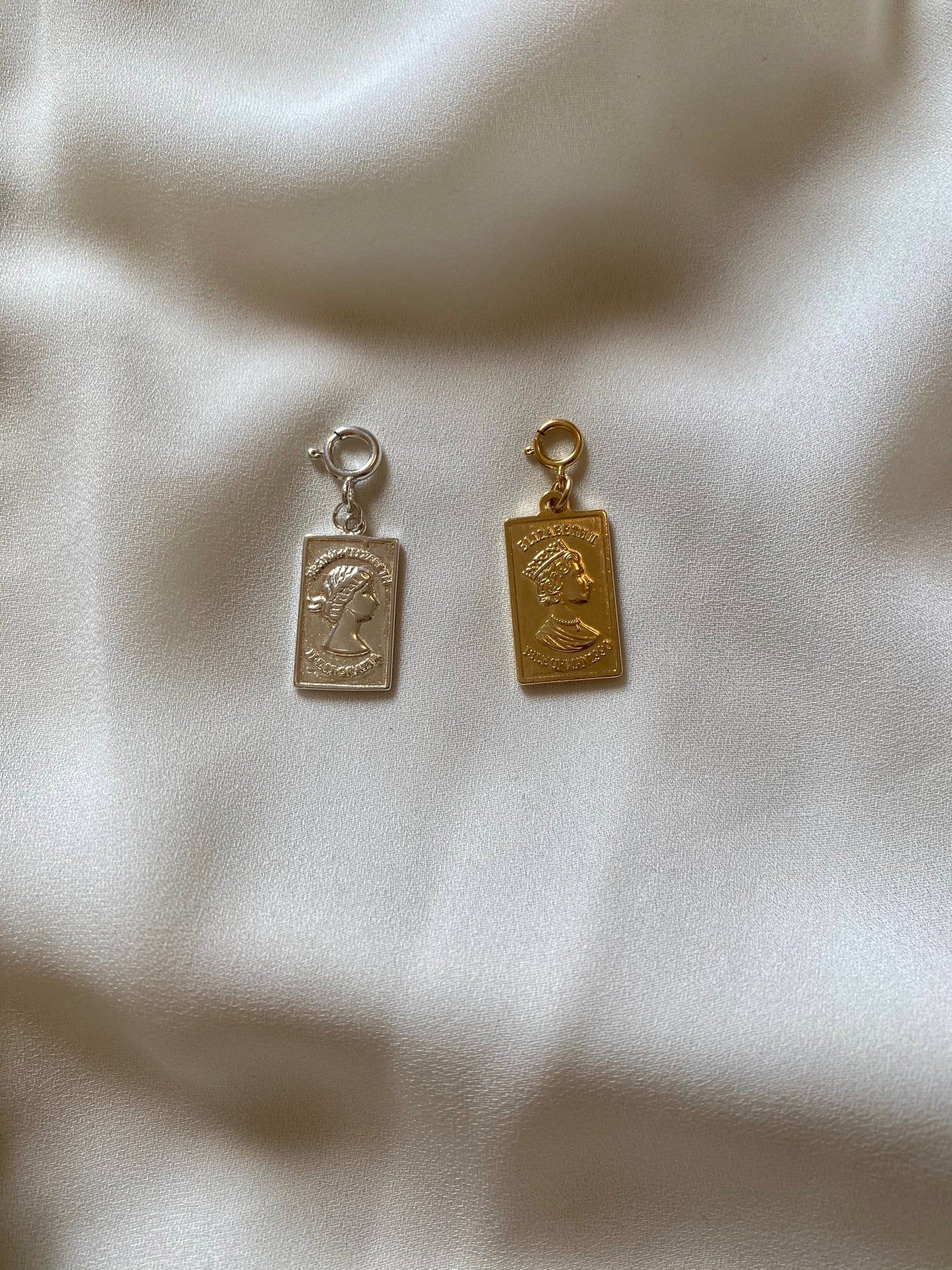 ELIZABETH QUEEN charm gold