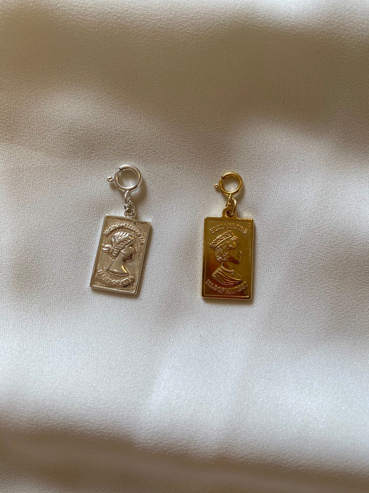 ELIZABETH QUEEN charm gold