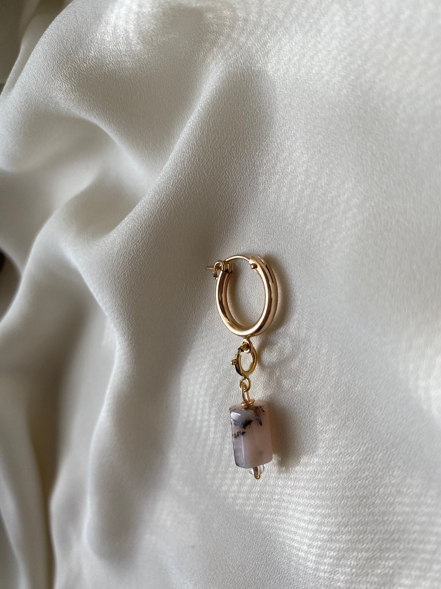 ZOI CHARM EARRINGS gold
