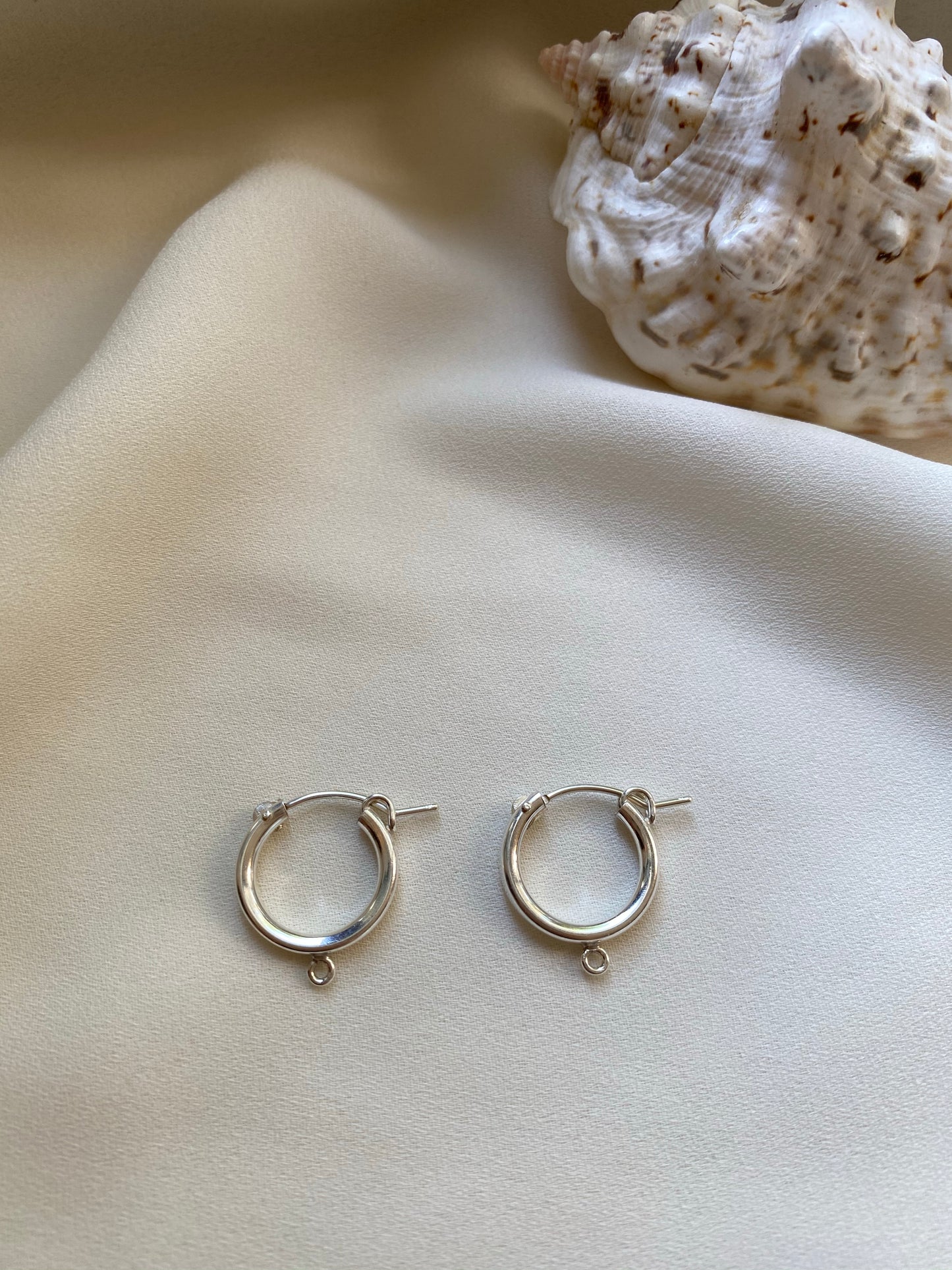 ZOI CHARM EARRINGS silver