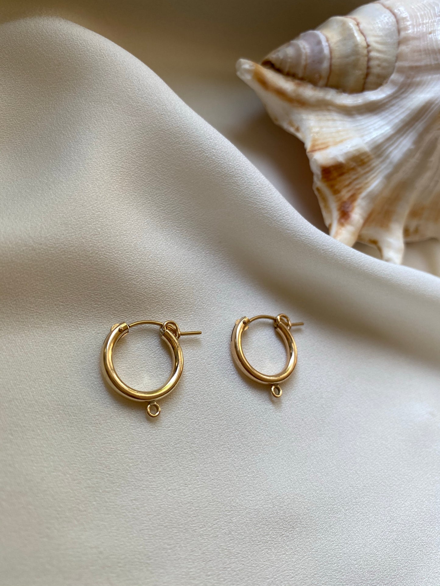 ZOI CHARM EARRINGS gold